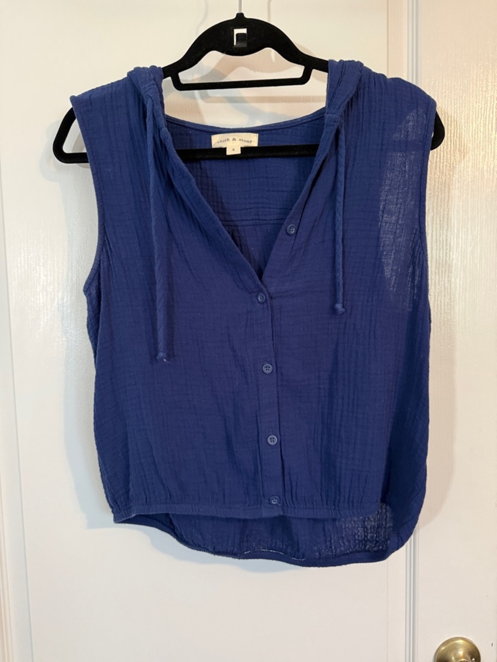 Cloth & Stone Sleeveless Hooded Button-Front Top in Royal Blue